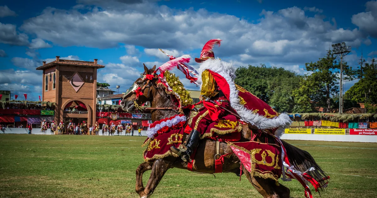 Cavaleiro em traje vermelho a cavalo durante as Cavalhadas de Pirenópolis, em Goiás