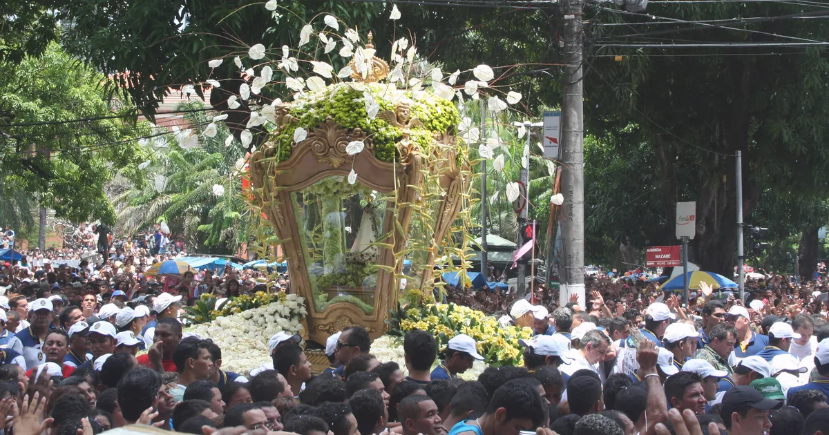 Berlinda florida com a imagem de Nossa Senhora de Nazaré conduzida em meio à multidão no Círio de Nazaré, em Belém