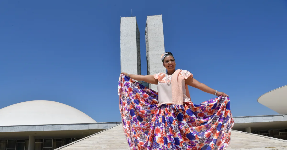 Dançarina de marabaixo com saia rodada florida e indumentária típica da cultura afro-amapaense